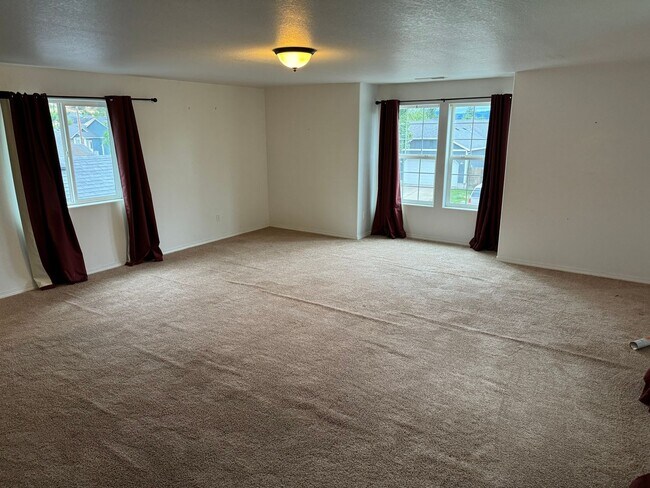 Foto del edificio - 3 Bed 2.5 Bath Home with 2 Car Garage