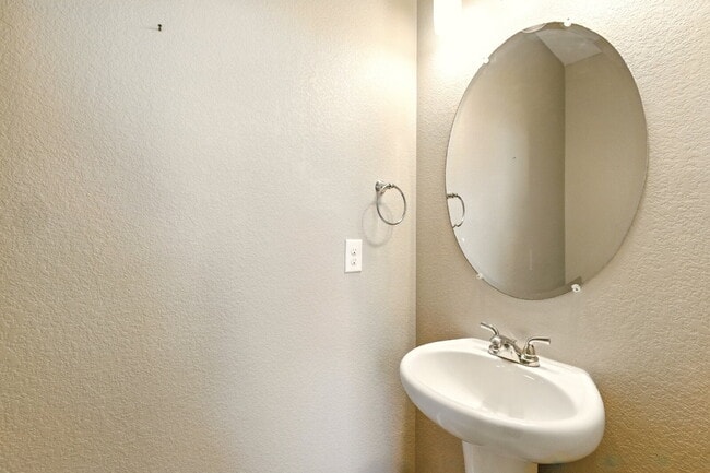 Foto del edificio - 3 Bedroom 2.5 Bathroom "Like-new" Single Family Home Immediately!