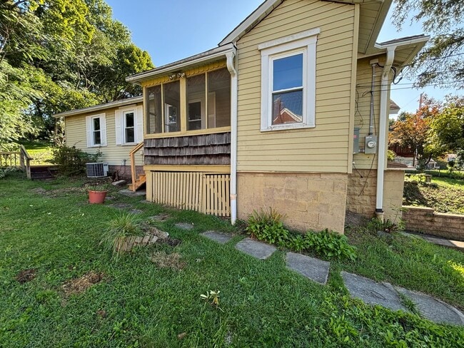 Building Photo - 217 Rosecrest Dr