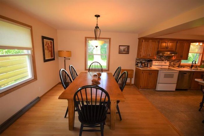 Building Photo - 4 Bedroom Single Family-Appleton North