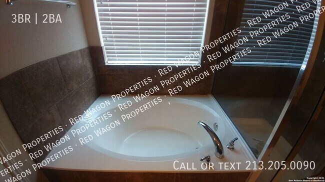 Foto del edificio - 8206 Taft Creek