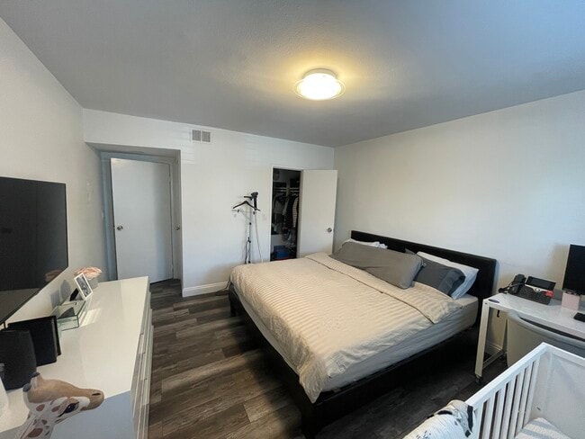 Foto del edificio - 1735 N Fuller Ave