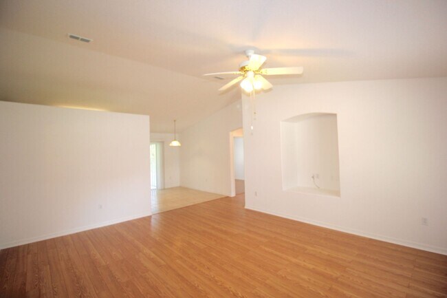 Foto del edificio - Roomy 3 Bed 2 Bath Screened Lanai Home for Rent in Pine Lakes