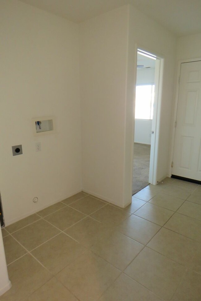 Foto del edificio - Fresh Paint and Super Clean!