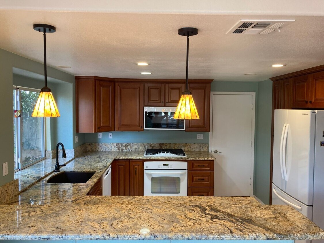 Foto principal - Available NOW Charming 3-Bedroom Home for ...