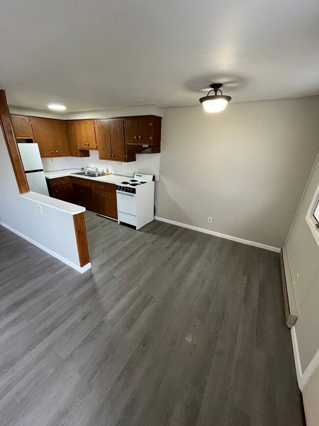 Building Photo - 118-124 Maple Lane