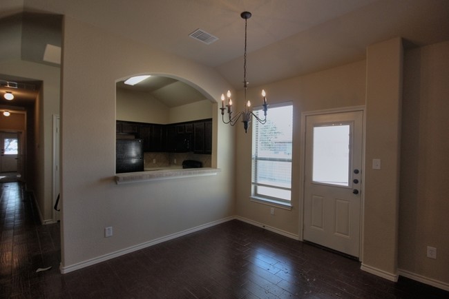 Building Photo - Charming Duplex in Georgetown!