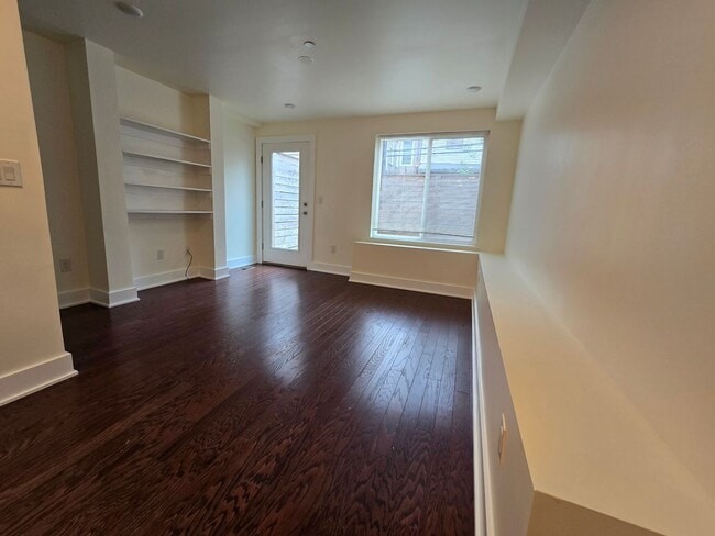 Building Photo - Modern Bright bi level 2 bed 2 bath apartm...