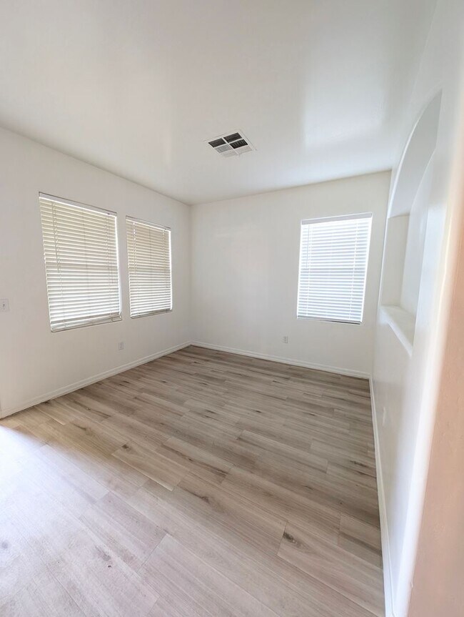 Building Photo - AVAILABLE NOW IN THE GARDENS GILBERT!!!