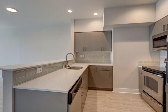 Building Photo - Newly Renovated Penthouse