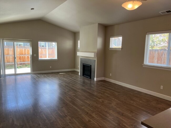 Building Photo - Single Level Home with Nice Layout