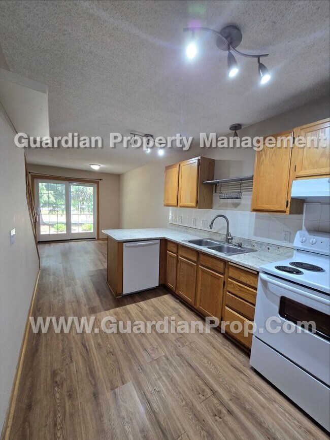 Foto del edificio - Plymouth Town Home, loft and private patio, master walk-in closet, Available Now!