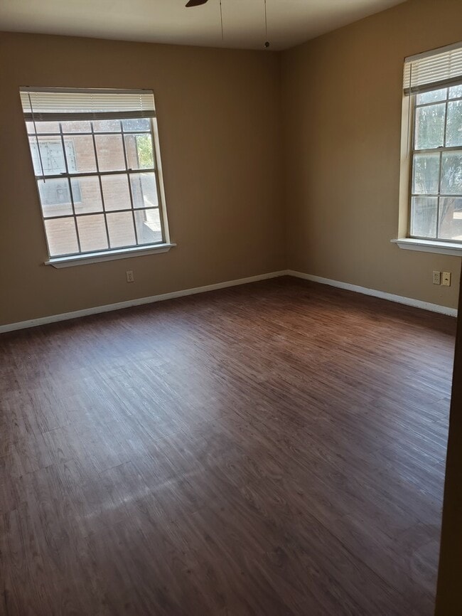 Building Photo - Oaks of Sam Houston