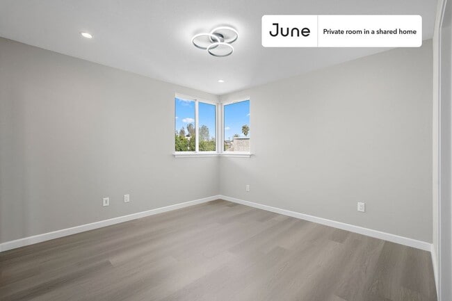 Foto del edificio - Private bedroom in 5 bed/5 bath Home