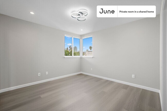 Building Photo - Private bedroom in 5 bed/5 bath Home