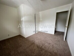Building Photo - 2813 Manor Dr