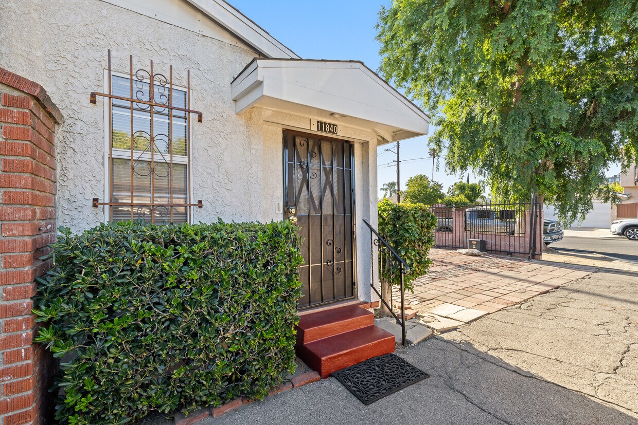 Primary Photo - 11840 Archwood St