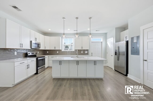 Foto del edificio - Oversized Kitchen + Prime Park Circle Location | 2BR Townhome