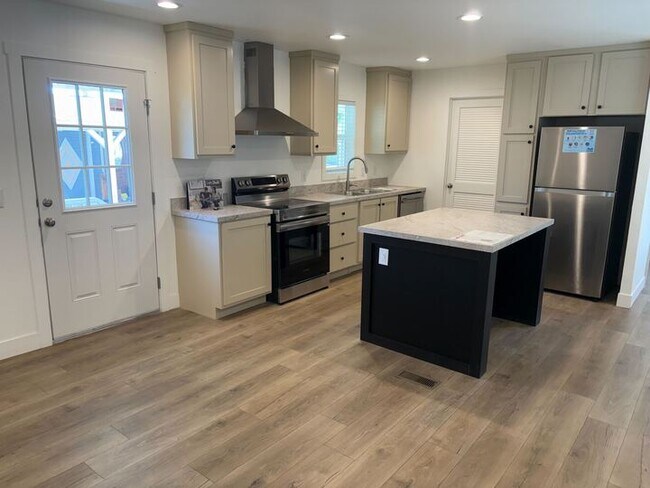 Foto del edificio - 2060 N Center St