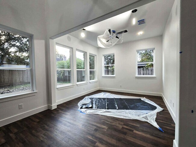 Foto del edificio - 14811 Wallach Dr