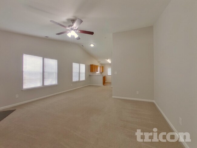 Foto del edificio - 3033 Salmon River Dr