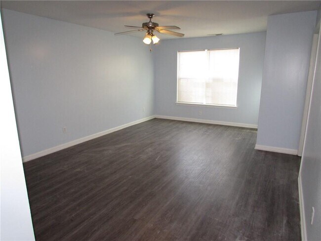 Building Photo - 1600 Stonehaven Cir