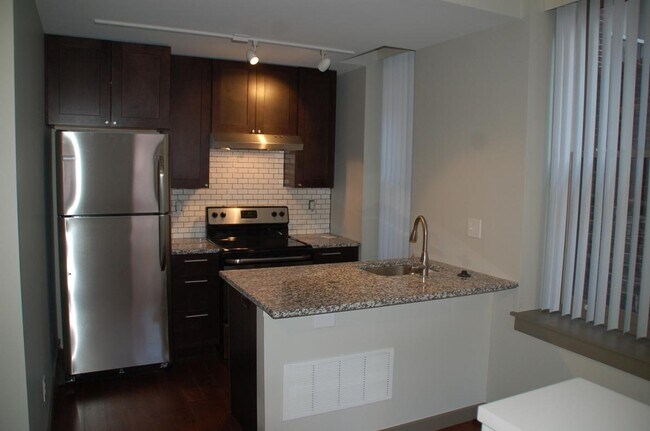 Building Photo - 842 Park Ave