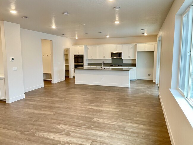 Building Photo - 254 E Caldera St