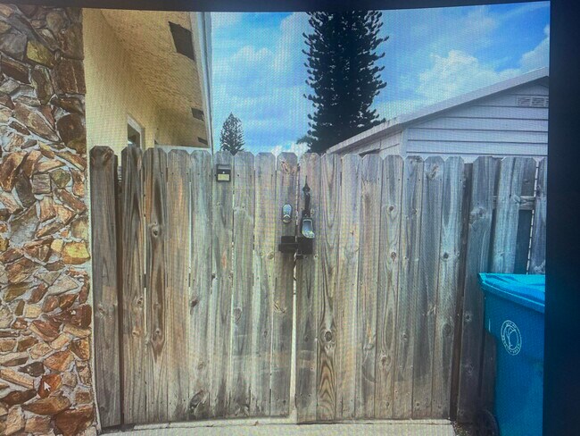 Building Photo - 1111 NW 8th Ct