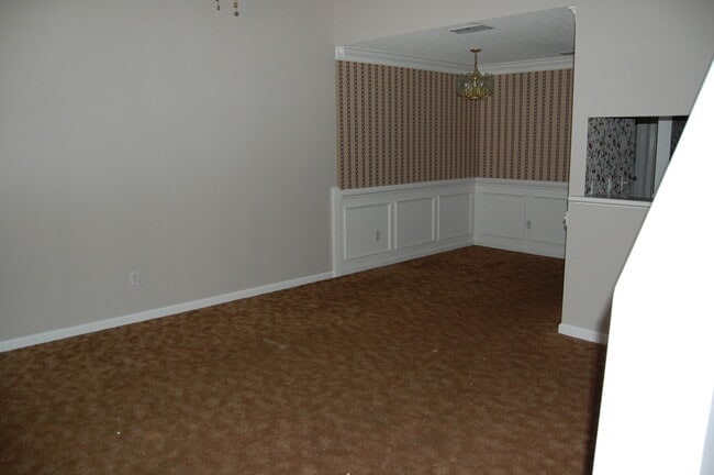 Building Photo - 3/2 SPACIOUS TOWNHOME