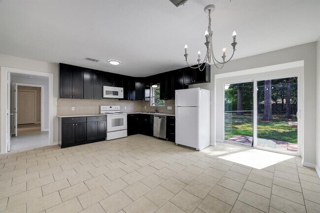 Building Photo - 2327 Hewitt Dr