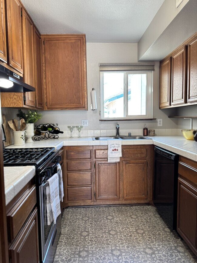 Foto del edificio - Charming 2 bed 1.5 bath condo, with attached 2 car garage!
