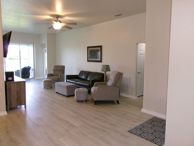 Foto del edificio - Desirable Gated Sandoval of Cape Coral
