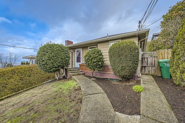 Building Photo - Updated 2bed/1bath Home with Attached Garage in Fremont!!