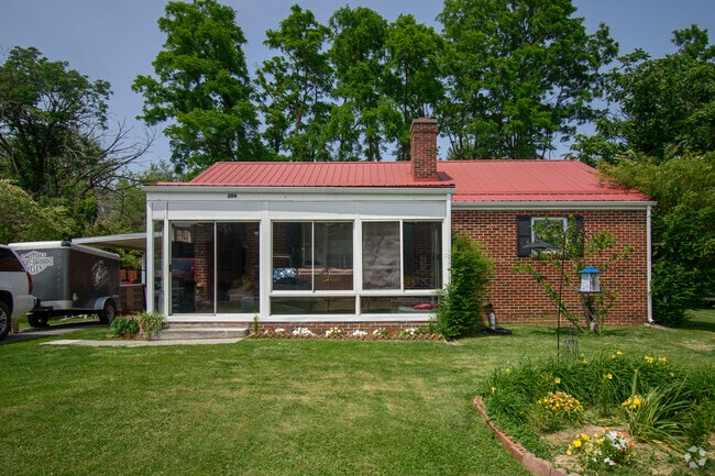 Building Photo - 206 Broce Dr