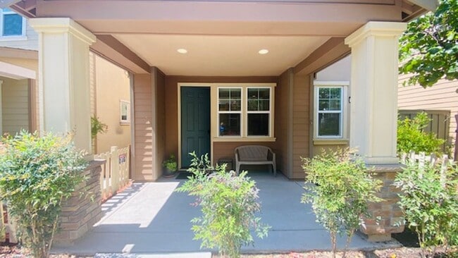 Building Photo - Charming Tri-Level, 3BD/3.5BA + Loft SFR i...