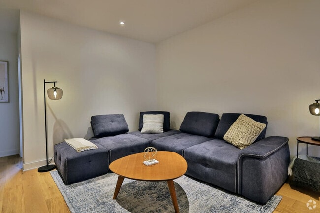 Building Photo - 4617 R. Saint-Denis