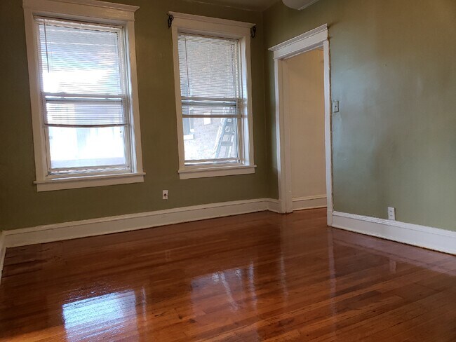 Dining Room - 3508 N Broadway