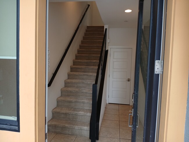 Building Photo - 139 W Live Oak Ave