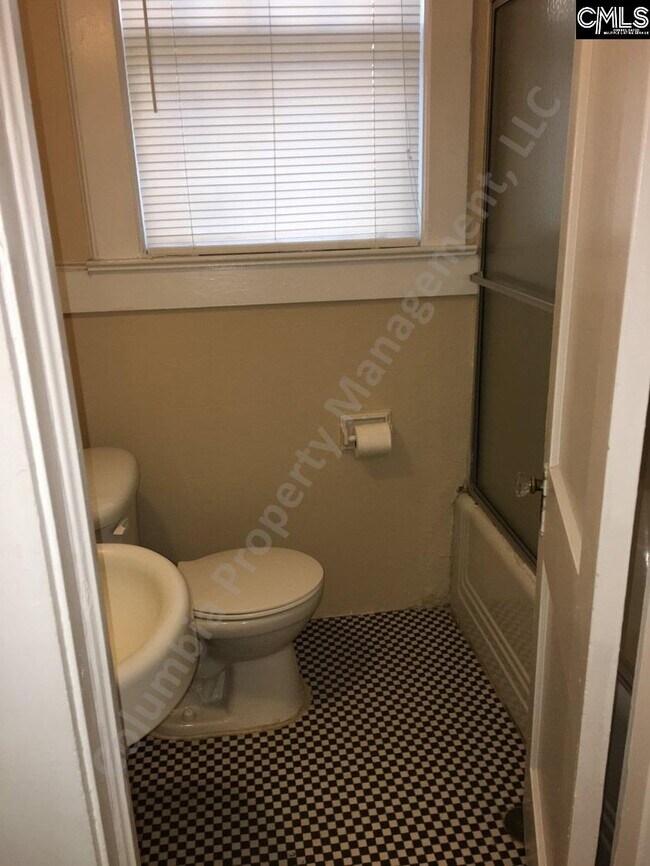 Building Photo - 1305 Maple St