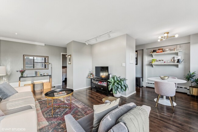 Foto del edificio - 3420 N Lake Shore Dr