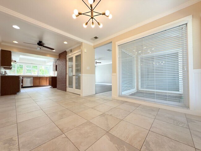 Foto del edificio - Spacious 4-Bedroom Home in Prime Santa Cla...