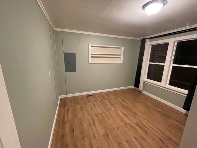 Building Photo - 2 Bed - 1 Bath - Pet Friendly