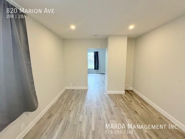 Photo du bâtiment - NEWLY RENOVATED 2 BEDROOM + DEN 1 BATH UNI...