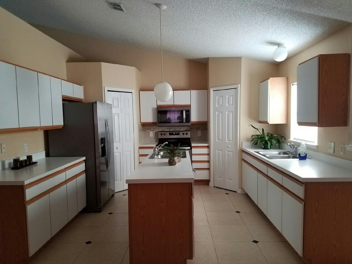 Island Kitchen. Two double sinks. Vauted Ceilings. - 956 Black Coral Ave NW