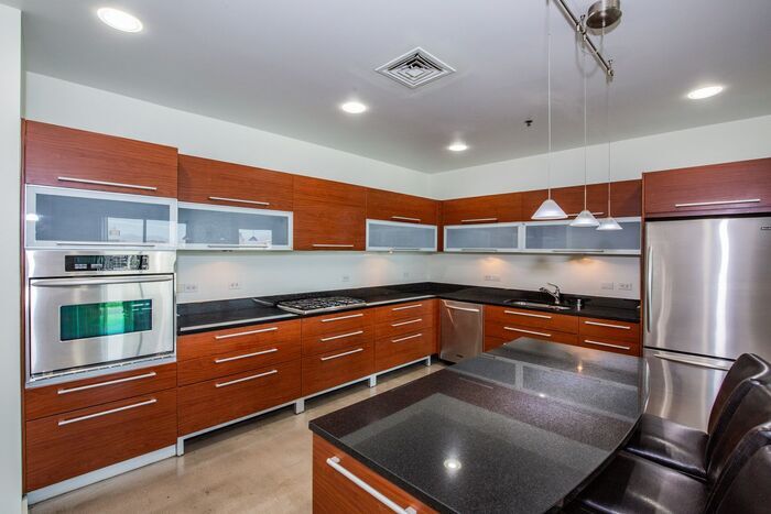 Foto principal - Stunning Modern 2Bdm 1Ba High-Rise Condo L...