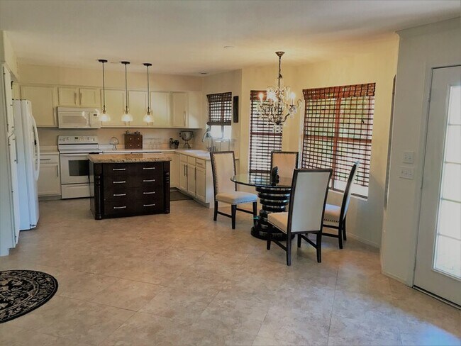 Foto del edificio - Beautiful 4Bd x 2.5Bath w/ HUGE Backyard &...
