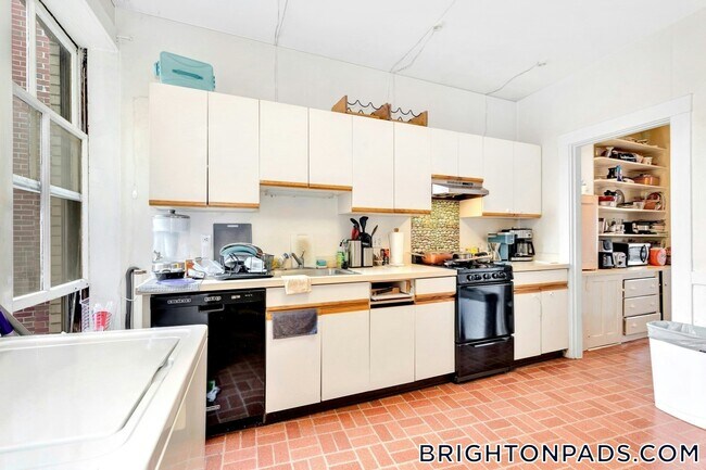 Building Photo - 106 Strathmore Rd