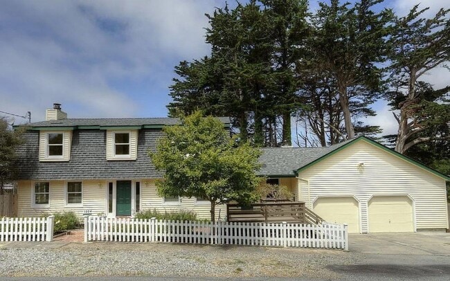 Building Photo - 1004 Acacia St