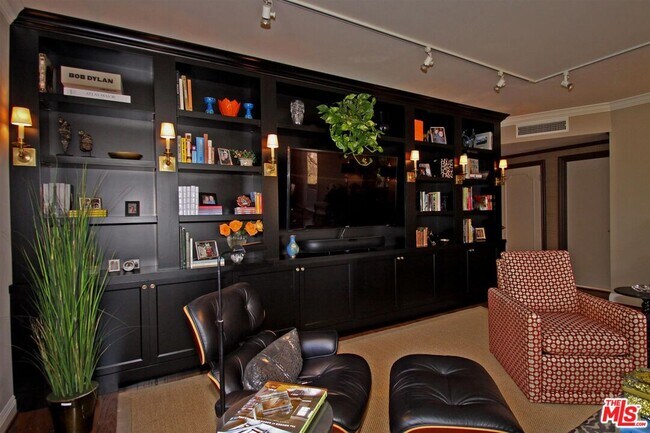 Building Photo - 412 N Palm Dr